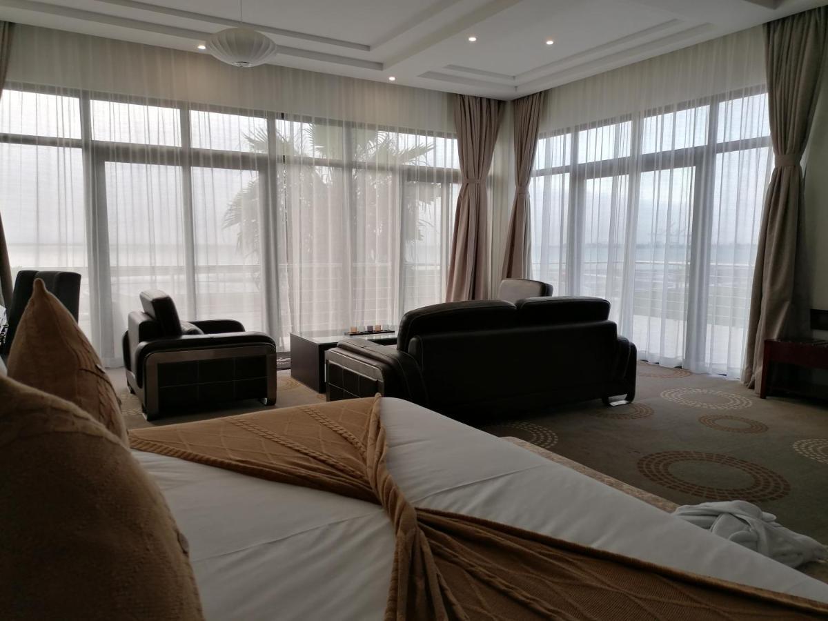 Flamingo Villas Boutique Hotel Уолфиш-Бей Экстерьер фото